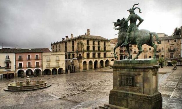 La Plaza Mayor de Trujillo: secretos bajo sus soportales y estatuas