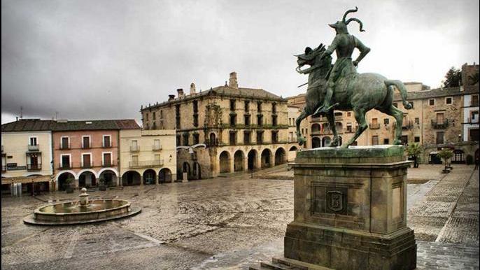 La Plaza Mayor de Trujillo: secretos bajo sus soportales y estatuas